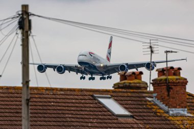 LONDON, İngiltere - 4 Mart 2023: Dünyanın en büyük yolcu uçağı Airbus A380 British Airways Londra Heathrow Havaalanı 'na doğru alçak uçakla yaklaşıyor.