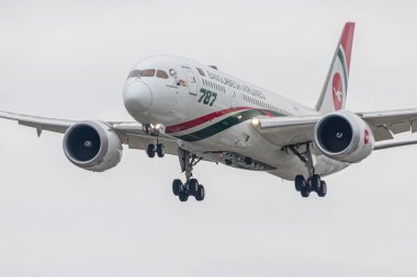 Londra, İngiltere - 4 Mart 2023: Boeing 787 hayalperest Bangladeş havayolları Londra Heathrow havaalanına yaklaşıyor.