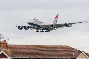 LONDON, İngiltere - 4 Mart 2023: Dünyanın en büyük yolcu uçağı Airbus A380 British Airways Londra Heathrow Havaalanı 'na doğru alçak uçakla yaklaşıyor.