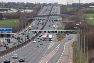 Redbourn, İngiltere - 11 Mart 2023: İngiliz karayolu taşımacılığı. İngiliz otoyolu M1 'de öğleden sonra trafiği