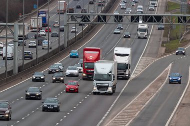 Redbourn, İngiltere - 11 Mart 2023: İngiliz karayolu taşımacılığı. İngiliz otoyolu M1 'de öğleden sonra trafiği