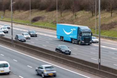 Redbourn, İngiltere - 11 Mart 2023: İngiliz otoyolu M1 'de seyahat eden Amazon Prime kamyoneti
