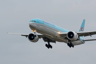 Londra, İngiltere - 4 Mart 2023: Boeing 777-300 Kore havası Londra Heathrow havaalanına yaklaşıyor.