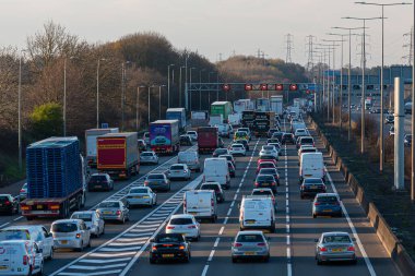 Watford, İngiltere - 4 Nisan 2023: İngiliz otoyolu M1 'de akşam trafiği sıkışıklığı