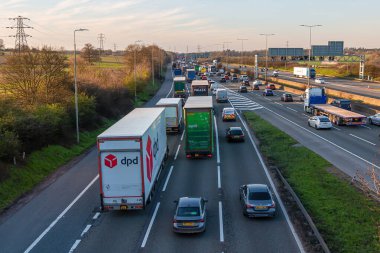 Watford, İngiltere - 4 Nisan 2023: İngiliz otoyolu M1 'de akşam trafiği sıkışıklığı