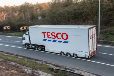 Watford, İngiltere - 4 Nisan 2023: İngiliz otoyolu M1 üzerinde seyahat eden en büyük İngiliz çokuluslu bakkal ve perakendecisi Tesco 'ya ait Lorry