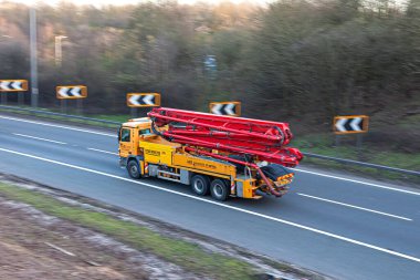 Watford, İngiltere - 4 Nisan 2023: İngiliz otoyolu M1 'de hareket halindeki beton pompa kamyonu