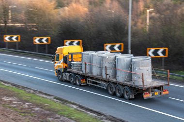 Watford, İngiltere - 4 Nisan 2023: İngiliz otoyolu M1 'de hareket halindeki builidng materyalleri taşıyan kamyon