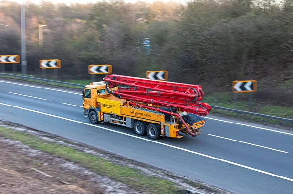 Watford Reino Unido Abril 2023 Camión Bomba Hormigón Movimiento Autopista —  Fotos de Stock