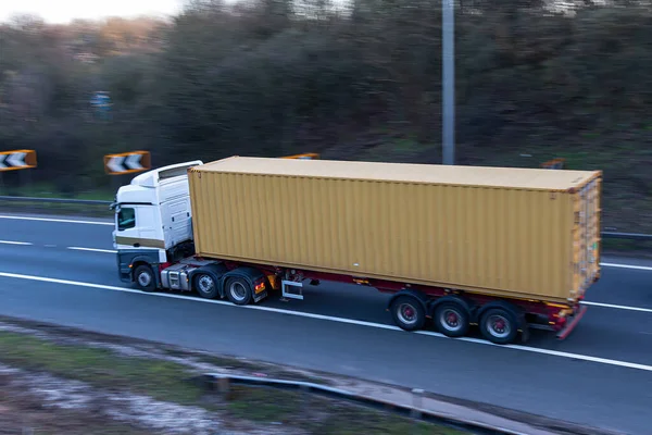 Camión Que Lleva Conteiner Del Envío Que Viaja Autopista Británica —  Fotos de Stock