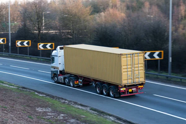 Camión Que Lleva Conteiner Del Envío Que Viaja Autopista Británica —  Fotos de Stock