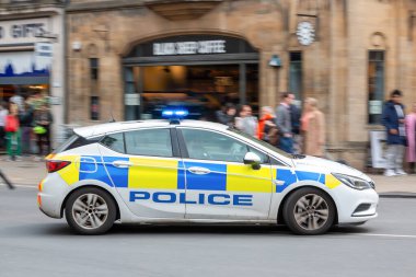 Oxford, İngiltere - 30 Nisan 2023: Oxford şehir merkezinde acil durum çağrısı üzerine mavi ışık yakan polis arabası.