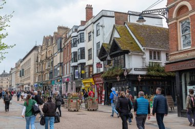 Oxford, İngiltere - 30 Nisan 2023: Oxford City Center. Meşgul Cornmarket Caddesi.