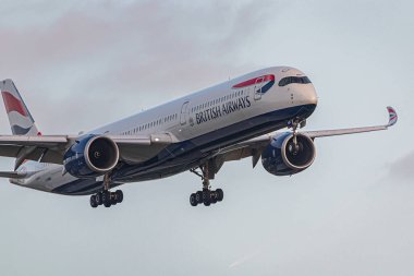 Londra, İngiltere - 29 Mayıs 2023: Airbus A350 British Airways Londra Heathrow Havaalanına yaklaşıyor.