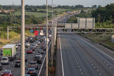 Redbourn, İngiltere - 23 Haziran 2023: Otoyol M1 'in güney sınırında trafik sıkışıklığı.