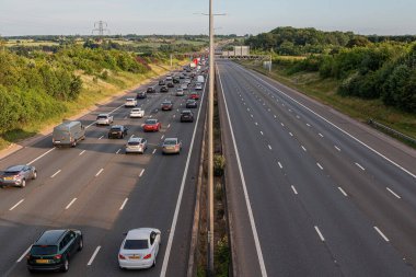 Redbourn, İngiltere - 23 Haziran 2023: Otoyol M1 'in güney sınırında trafik sıkışıklığı.