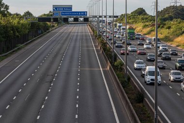 Redbourn, İngiltere - 23 Haziran 2023: Otoyol M1 'in güney sınırında trafik sıkışıklığı.