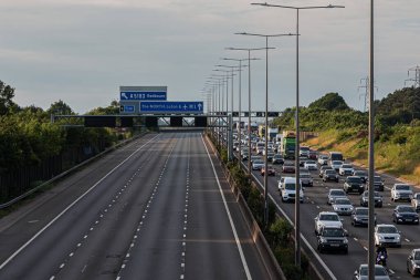 Redbourn, İngiltere - 23 Haziran 2023: Otoyol M1 'in güney sınırında trafik sıkışıklığı.