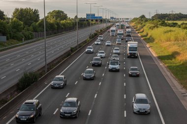 Redbourn, İngiltere - 23 Haziran 2023: Otoyol M1 'in güney sınırında trafik sıkışıklığı.