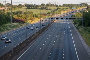 Redbourn, İngiltere - 23 Haziran 2023: Otoyol M1 'in güney sınırında trafik sıkışıklığı.