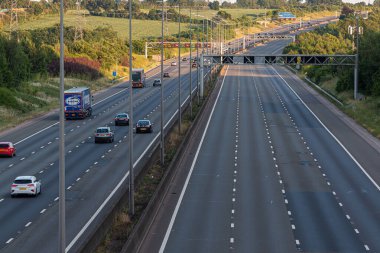 Redbourn, İngiltere - 23 Haziran 2023: Otoyol M1 'in güney sınırında trafik sıkışıklığı.