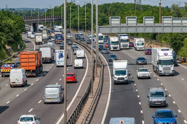 Londra, İngiltere - 14 Haziran 2023: En işlek İngiliz otoyolu M25 'te yoğun trafik.