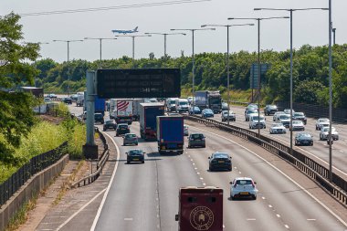 Londra, İngiltere - 14 Haziran 2023: En işlek İngiliz otoyolu M25 'te yoğun trafik.