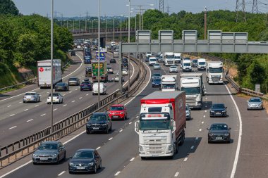 Londra, İngiltere - 14 Haziran 2023: En işlek İngiliz otoyolu M25 'te yoğun trafik.