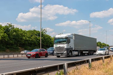 Londra, İngiltere - 14 Haziran 2023: Watford yakınlarındaki İngiliz otoyolu M1 'de seyahat eden perde römorku.