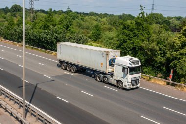 Londra, İngiltere - 14 Haziran 2023: İngiliz otoyolu M25 'te hareket halindeki soğutmalı nakliye konteynırı taşıyan kamyon