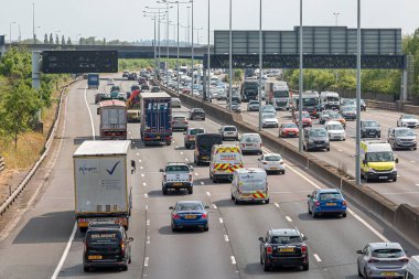 Londra, İngiltere - 14 Haziran 2023: En işlek İngiliz otoyolu M25 'te yoğun trafik.