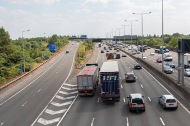 Londra, İngiltere - 14 Haziran 2023: En işlek İngiliz otoyolu M25 'te yoğun trafik.