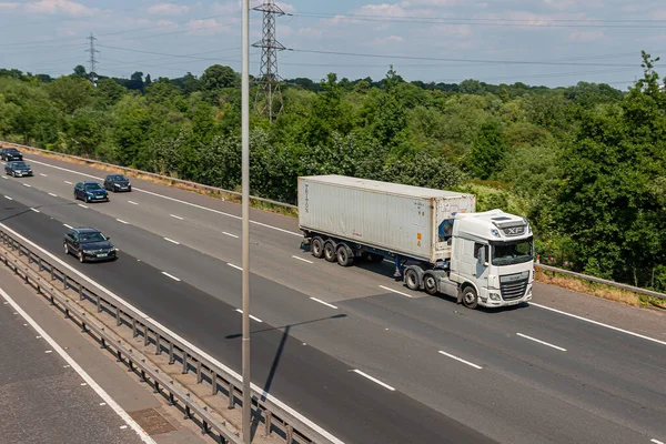 Londyn Wielka Brytania Czerwca 2023 Ciężarówka Przewożąca Kontener Chłodniczy Brytyjskiej — Zdjęcie stockowe