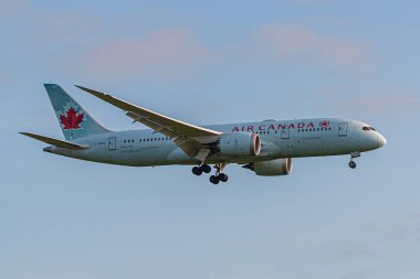 Londra, İngiltere - 29 Mayıs 2023: Boeing 787 hayalperest Air Canada Londra Heathrow havaalanına yaklaşıyor.