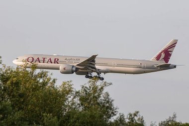 Londra, İngiltere - 29 Mayıs 2023: Boeing 777 Katar Havayolları Londra Heathrow Havaalanına yaklaşıyor