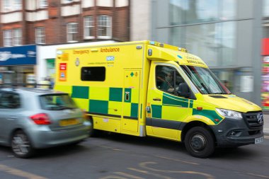 Londra, İngiltere - 13 Temmuz 2023: İngiliz ambulansı Londra sokaklarında acil durumda.