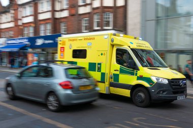 Londra, İngiltere - 13 Temmuz 2023: İngiliz ambulansı Londra sokaklarında acil durumda.