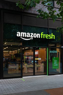 Londra, İngiltere - 13 Temmuz 2023: Wembley Park 'taki Amazon Fresh self servis mağazası.