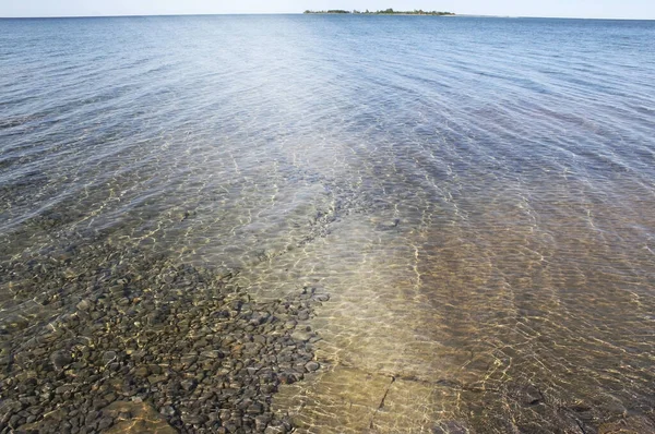 Beautiful Clear Blue Lake Waters Rocky Bottom Small Island Distance — Stock Photo, Image