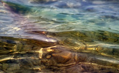 Yumuşak hareketlere ve gölün yüzeyindeki güzel renklere sahip hareketlere yakın. 