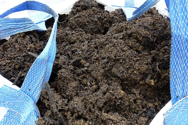 庭に小さな袋で有機土壌の閉鎖 — ストック写真