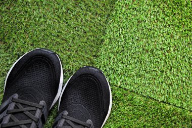 SINGAPORE - 25 Mart 2022: Çim arka planda izole edilmiş Adidas UltraBoost Sneakers 'a yakın çekim.