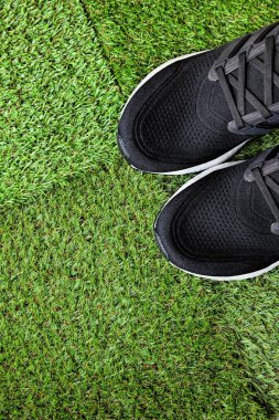 SINGAPORE - 25 Mart 2022: Çim arka planda izole edilmiş Adidas UltraBoost Sneakers 'a yakın çekim.