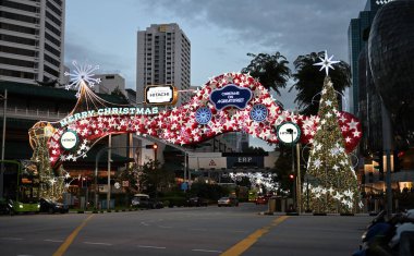 SINGAPORE-DEC 3, 2022 Singapur Orchard Yolu 'nda Noel Dekorasyonu. Noel ağaçlarının, mücevherlerin, balonun ve giyinik alışveriş merkezlerinin olduğu cadde.. 