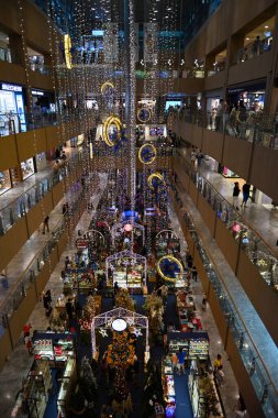 SINGAPORE-DEC 3, 2022 Singapur Orchard Yolu 'nda Noel Dekorasyonu. Noel ağaçlarının, mücevherlerin, balonun ve giyinik alışveriş merkezlerinin olduğu cadde.. 