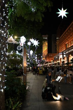 SINGAPORE-DEC 3, 2022 Singapur Orchard Yolu 'nda Noel Dekorasyonu. Noel ağaçlarının, mücevherlerin, balonun ve giyinik alışveriş merkezlerinin olduğu cadde.. 