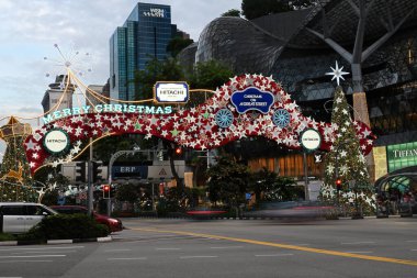 SINGAPORE-DEC 3, 2022 Singapur Orchard Yolu 'nda Noel Dekorasyonu. Noel ağaçlarının, mücevherlerin, balonun ve giyinik alışveriş merkezlerinin olduğu cadde.. 