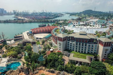 SINGAPORE - 21 Mayıs 2022: Singapur 'dan Sentosa Adası' na hava görüntüsü. Sentosa, Singapur 'da yılda 5 milyondan fazla ziyaretçisi olan popüler bir ada..  