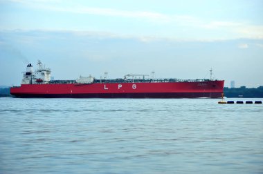ŞARKI - 23 Ekim 2022: Johor Boğazı 'nda LPG gemisinin deniz taşımacılığı. Sembawang 'da ve Singapur' un kuzeyindeki Sembawang MRT (NS11) yakınlarında yer almaktadır..