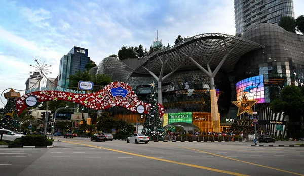 2022年12月3日 シンガポール オーチャード ロードでクリスマス デコレーション クリスマスツリー ボール ボール ドレスアップショッピングセンターのある通り — ストック写真